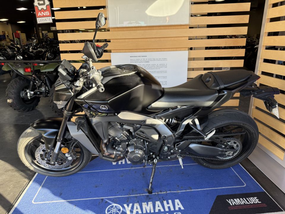 YAMAHA MT-09  Y-AMT 4