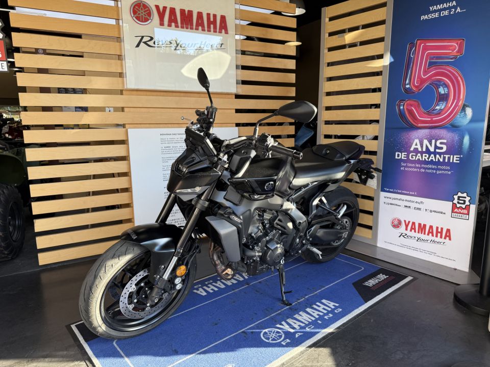 YAMAHA MT-09  Y-AMT 4