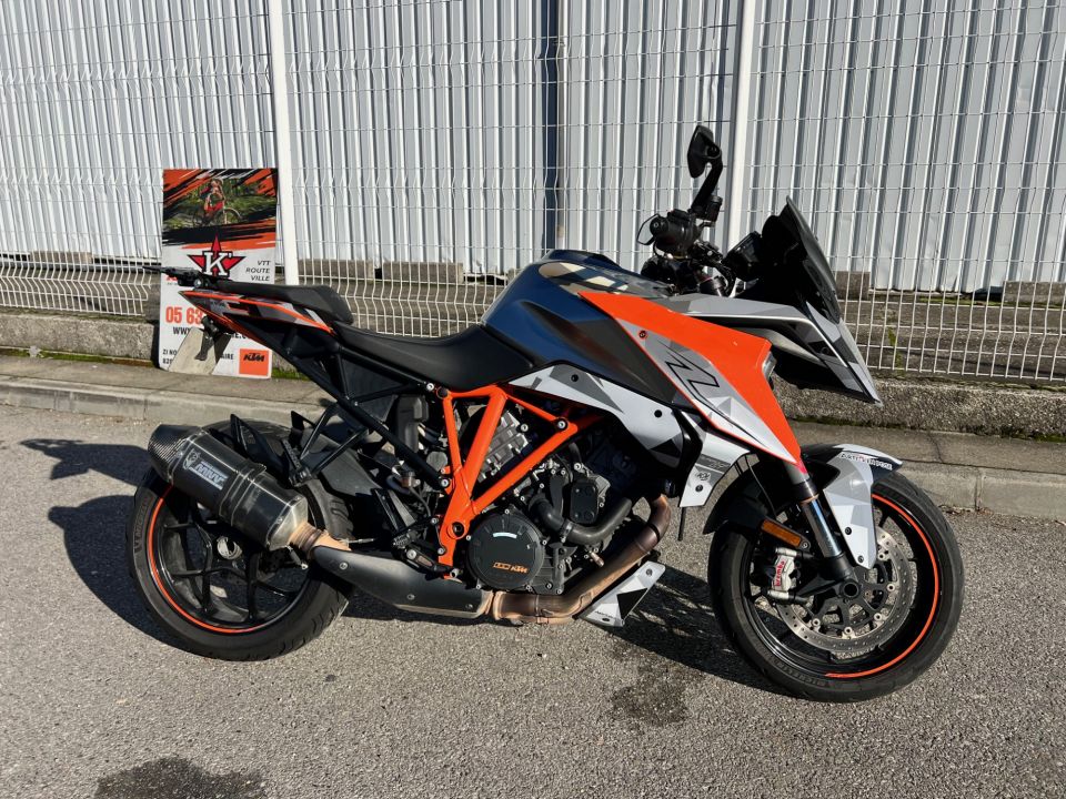 KTM 1290 SUPER DUKE GT 4