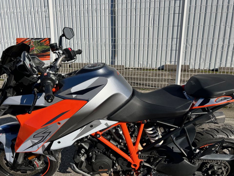 KTM 1290 SUPER DUKE GT 4