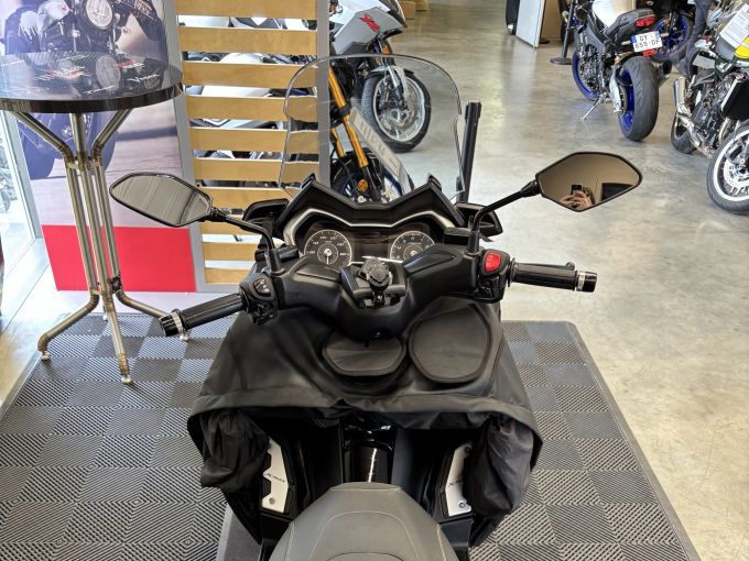 YAMAHA XMAX 300 4
