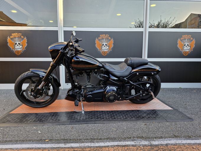 HARLEY-DAVIDSON SOFTAIL BREAKOUT 1800 PRO STREET CVO 4