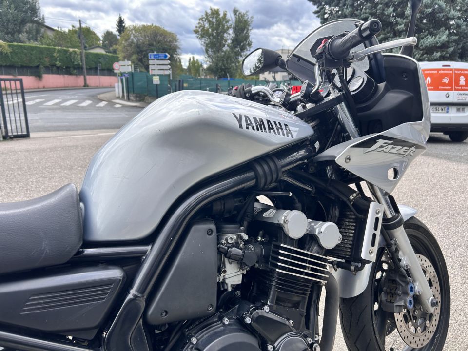 YAMAHA FZ6 600 FAZER 4