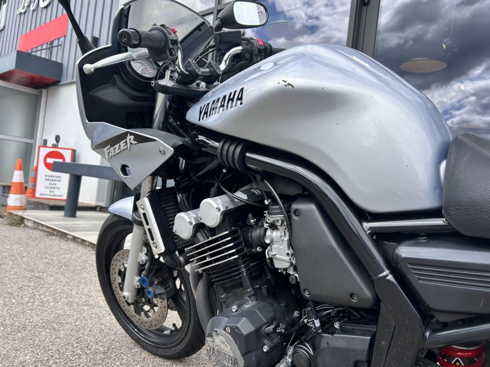 YAMAHA FZ6 600 FAZER 4