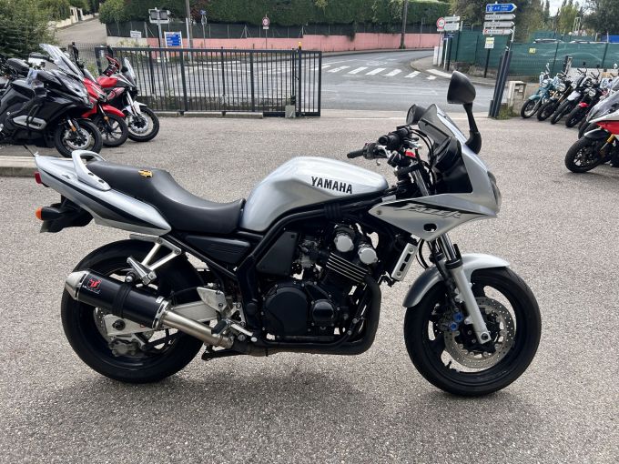 YAMAHA FZ6 600 FAZER 4