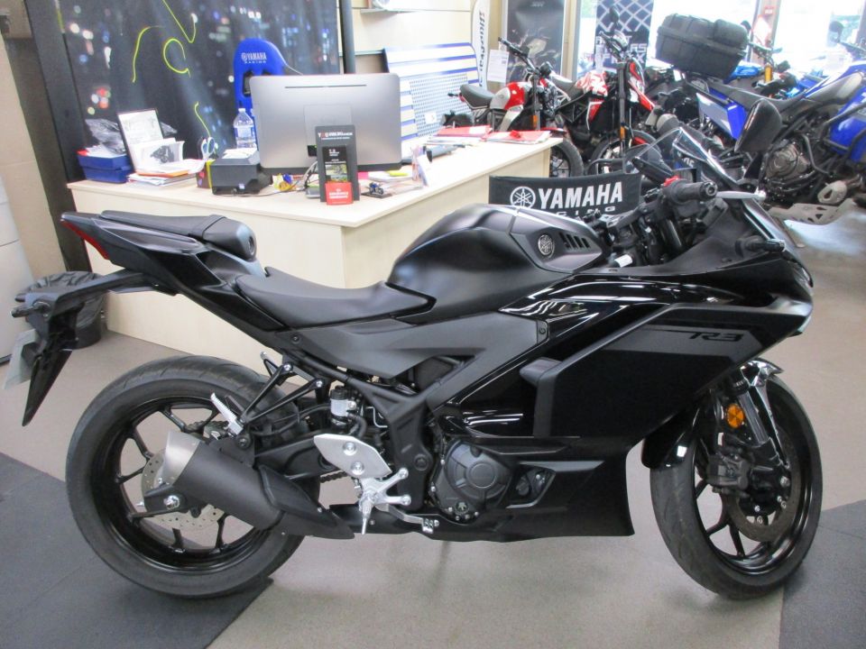 YAMAHA YZF-R3 4