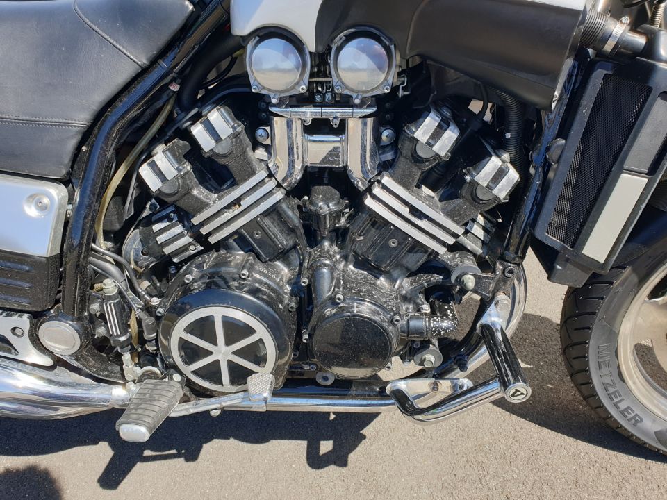 YAMAHA VMAX 1200 CARBONE 4