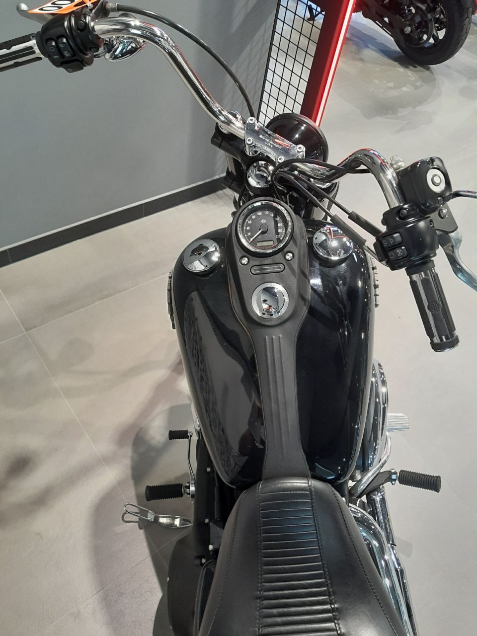 HARLEY-DAVIDSON DYNA STREET BOB 1690 4