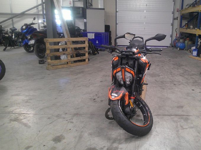 KTM 890 DUKE 4