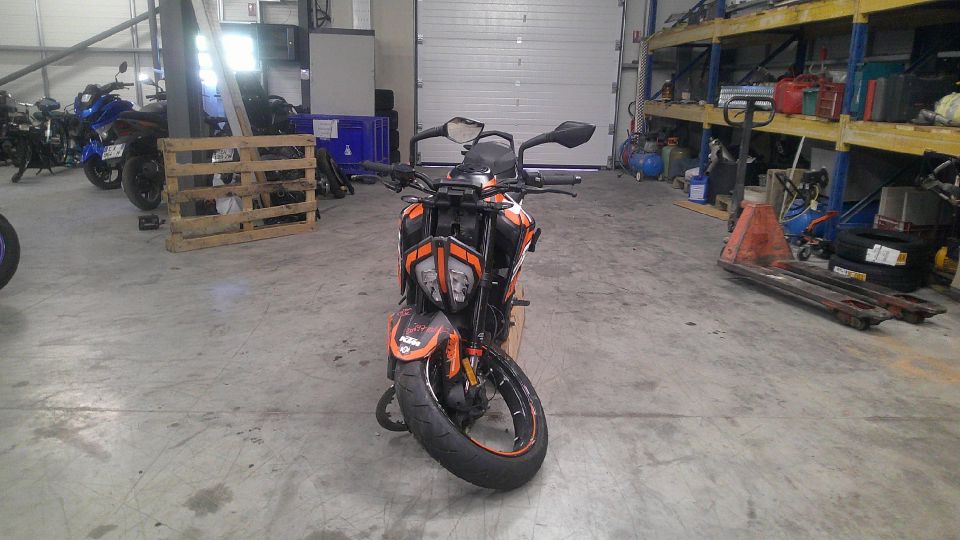 KTM 890 DUKE 4