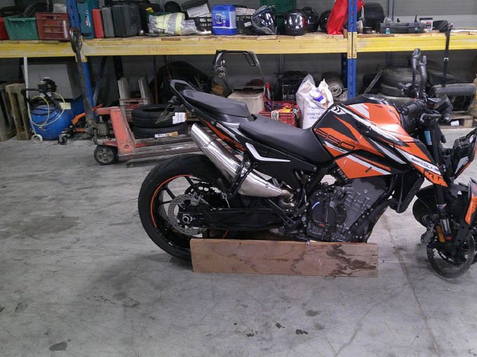KTM 890 DUKE 4
