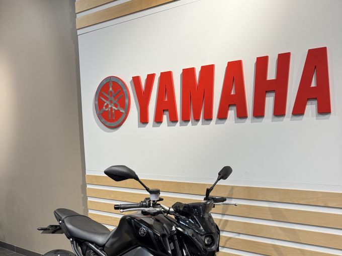 YAMAHA MT-09 4