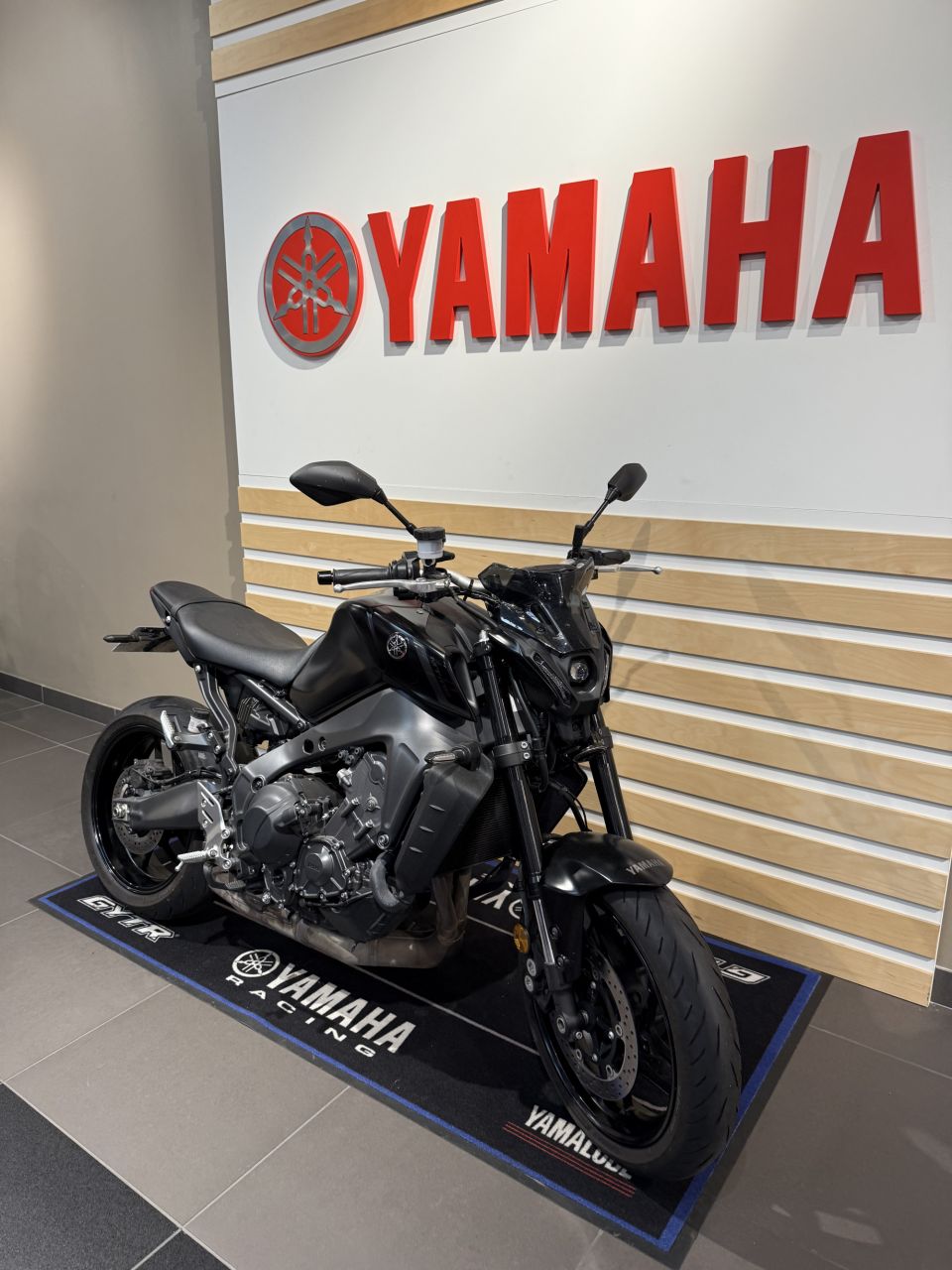 YAMAHA MT-09 4