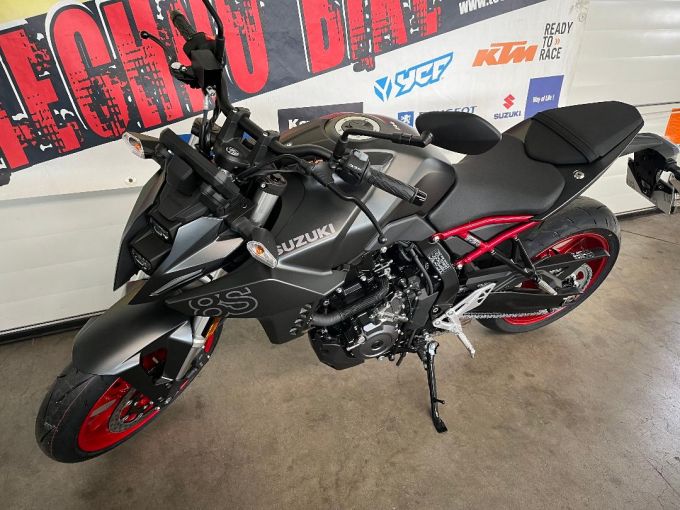 SUZUKI GSX-8S 4