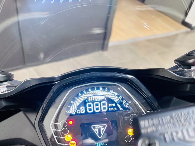 TRIUMPH 	DAYTONA 660 4
