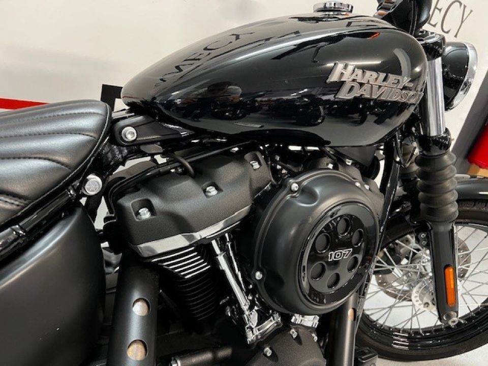 HARLEY-DAVIDSON SOFTAIL STREET BOB 1745 4