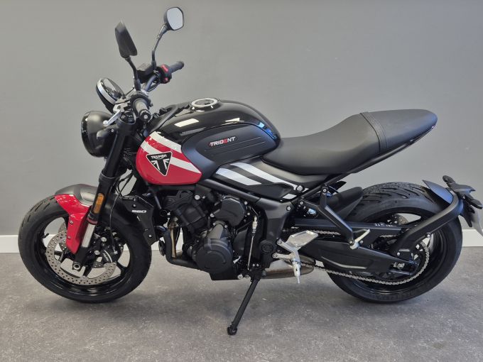 TRIUMPH TRIDENT 660 4