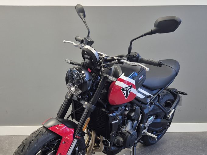 TRIUMPH TRIDENT 660 4