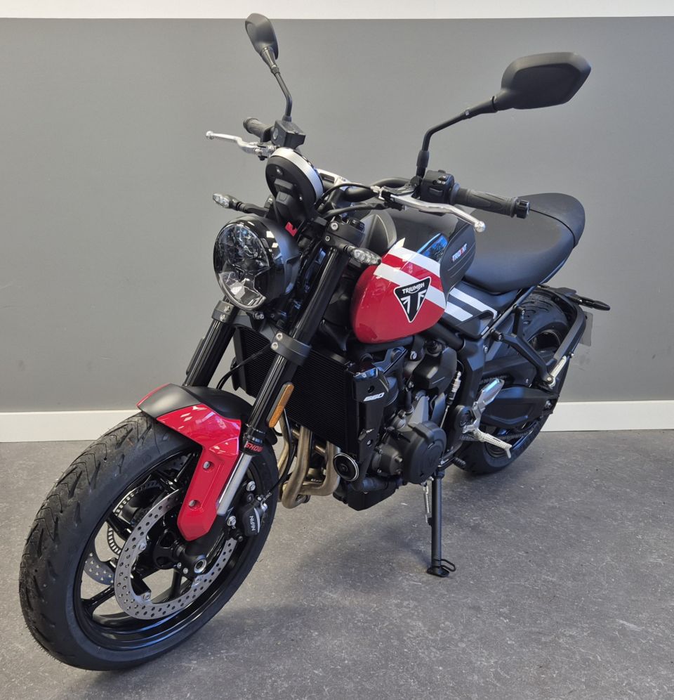 TRIUMPH TRIDENT 660 4