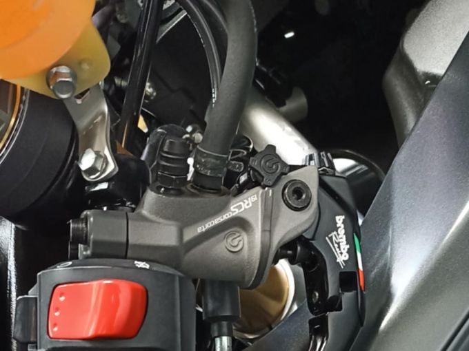SUZUKI GSX-R 750 4