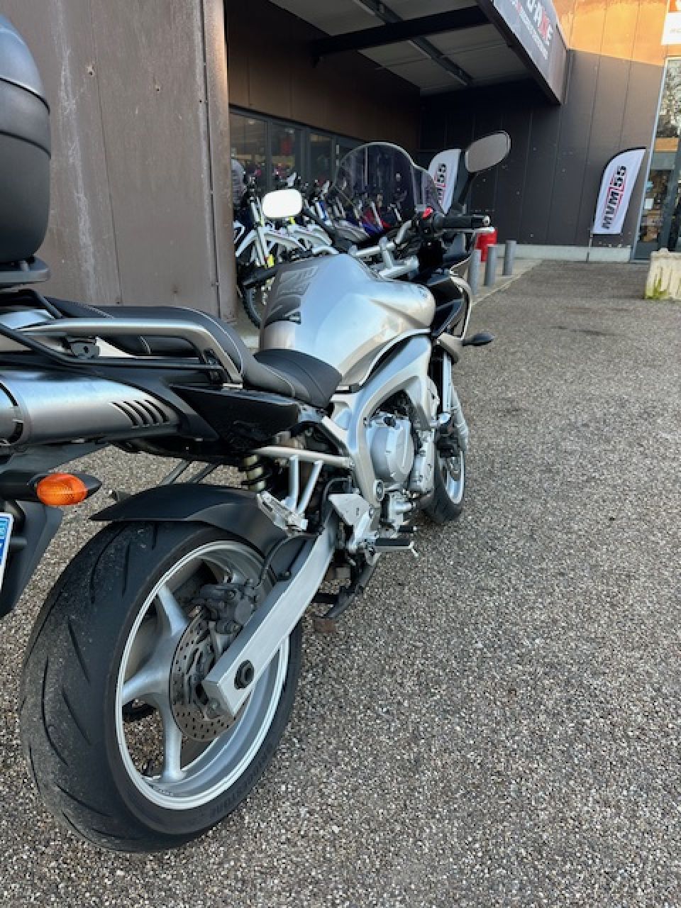 YAMAHA FZ6 600 FAZER 4