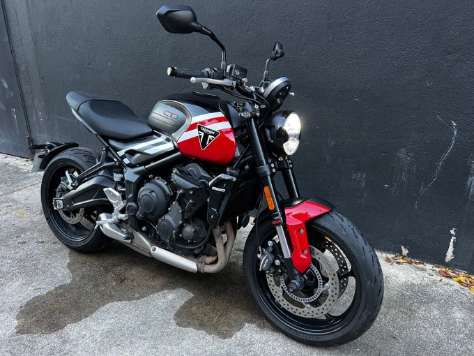 TRIUMPH TRIDENT 660 4