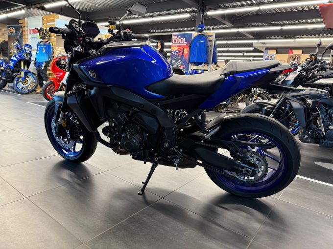 YAMAHA MT-09 4
