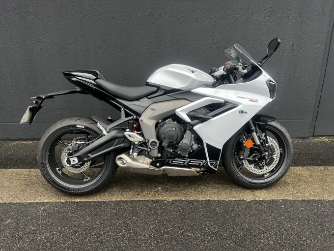 TRIUMPH 	DAYTONA 660 4