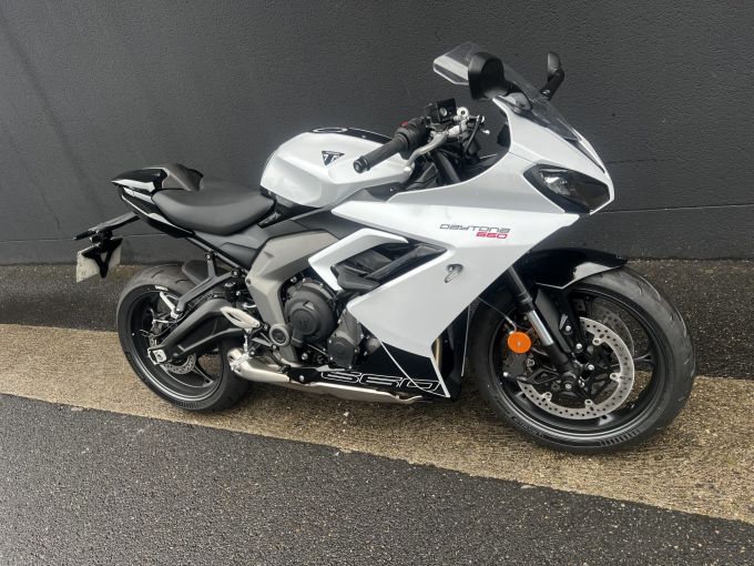 TRIUMPH 	DAYTONA 660 4