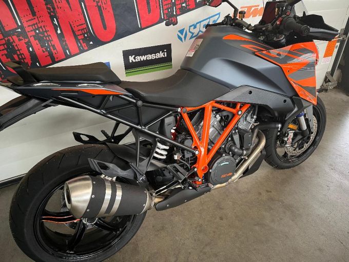 KTM 1290 SUPER DUKE GT 4