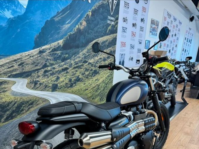 TRIUMPH STREET SCRAMBLER  900 4