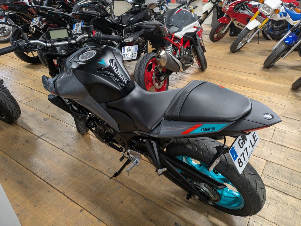 YAMAHA MT-03 4