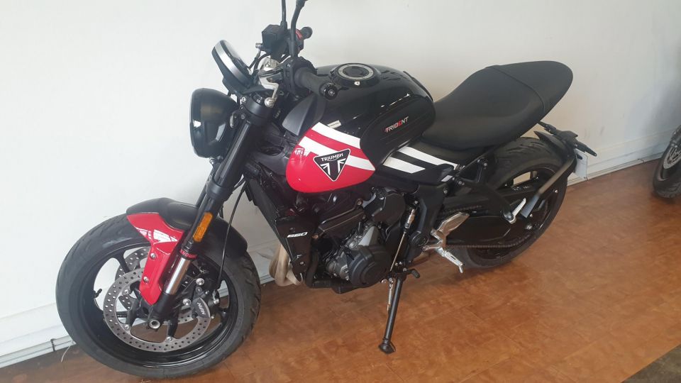 TRIUMPH TRIDENT 660 4