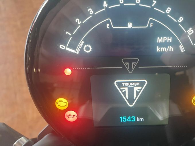 TRIUMPH TRIDENT 660 4