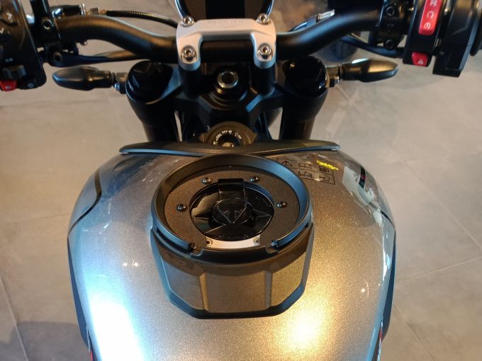 TRIUMPH TRIDENT 660 4