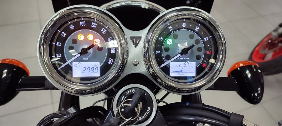 TRIUMPH BONNEVILLE T100 900 4