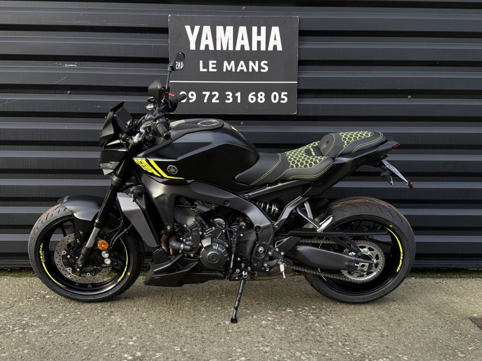 YAMAHA MT-09 4