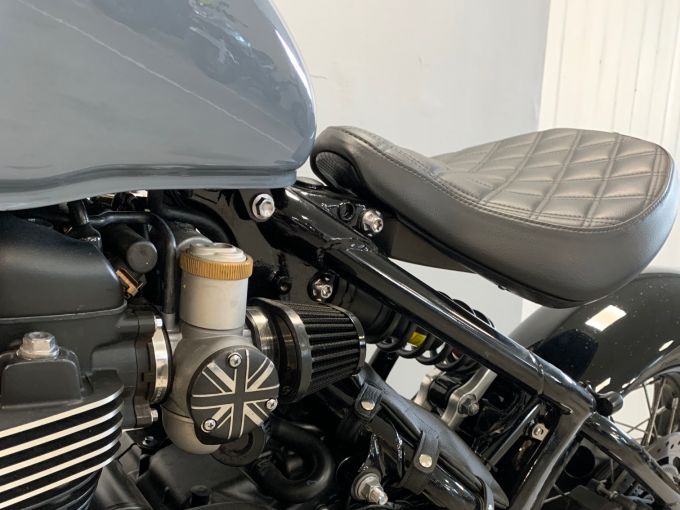 TRIUMPH Bonneville Bobber 1200 4