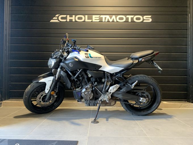 YAMAHA MT-07 4