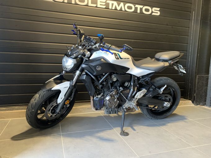 YAMAHA MT-07 4