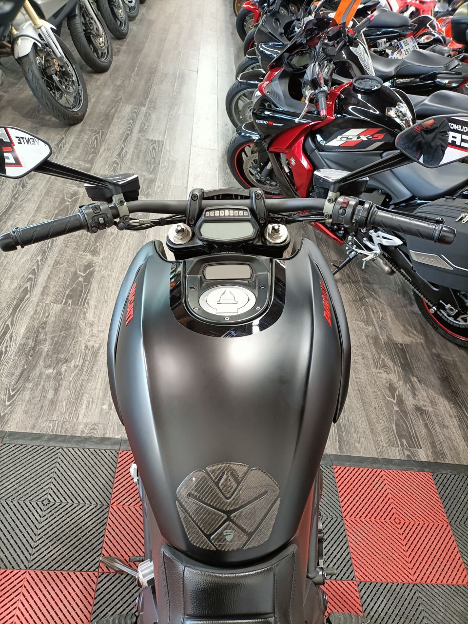 DUCATI DIAVEL DARK 4
