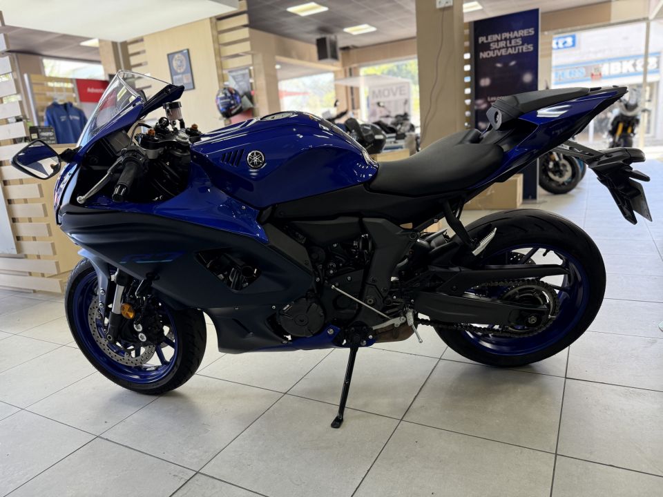 YAMAHA YZF-R7 4