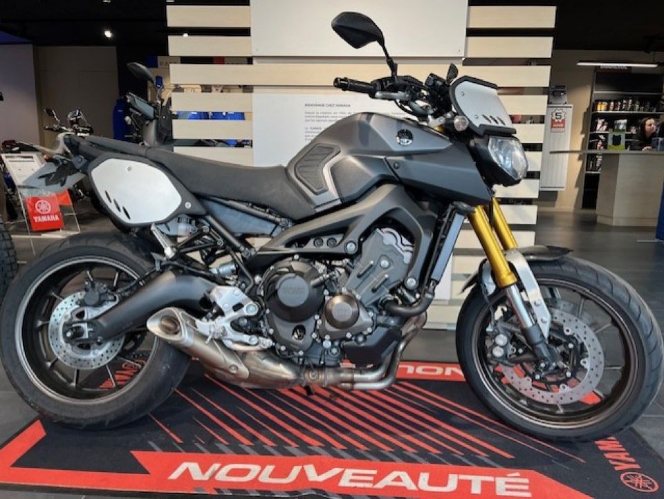 YAMAHA MT-09 4