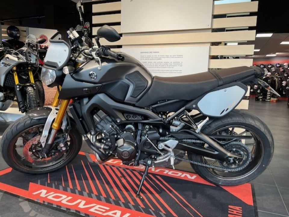 YAMAHA MT-09 4
