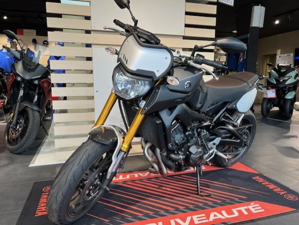 YAMAHA MT-09 4