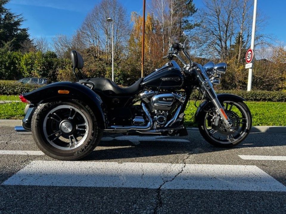 HARLEY-DAVIDSON TRIKE FREEWHEELER 1745 4