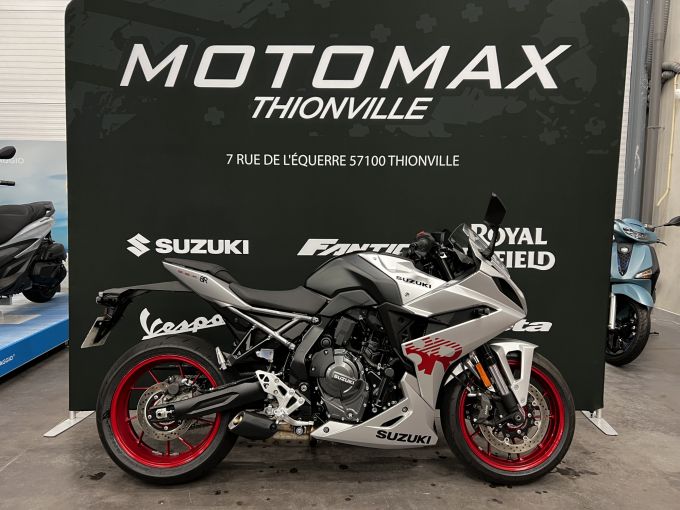 SUZUKI GSX-8R 4