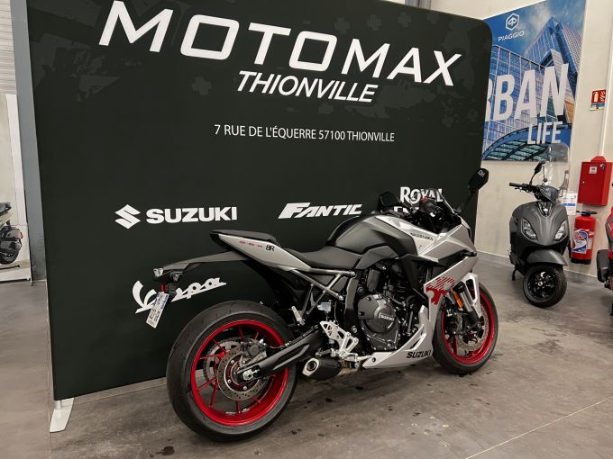 SUZUKI GSX-8R 4