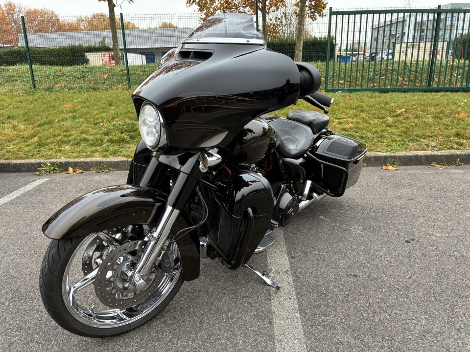 HARLEY-DAVIDSON TOURING STREET GLIDE 1800 CVO 4