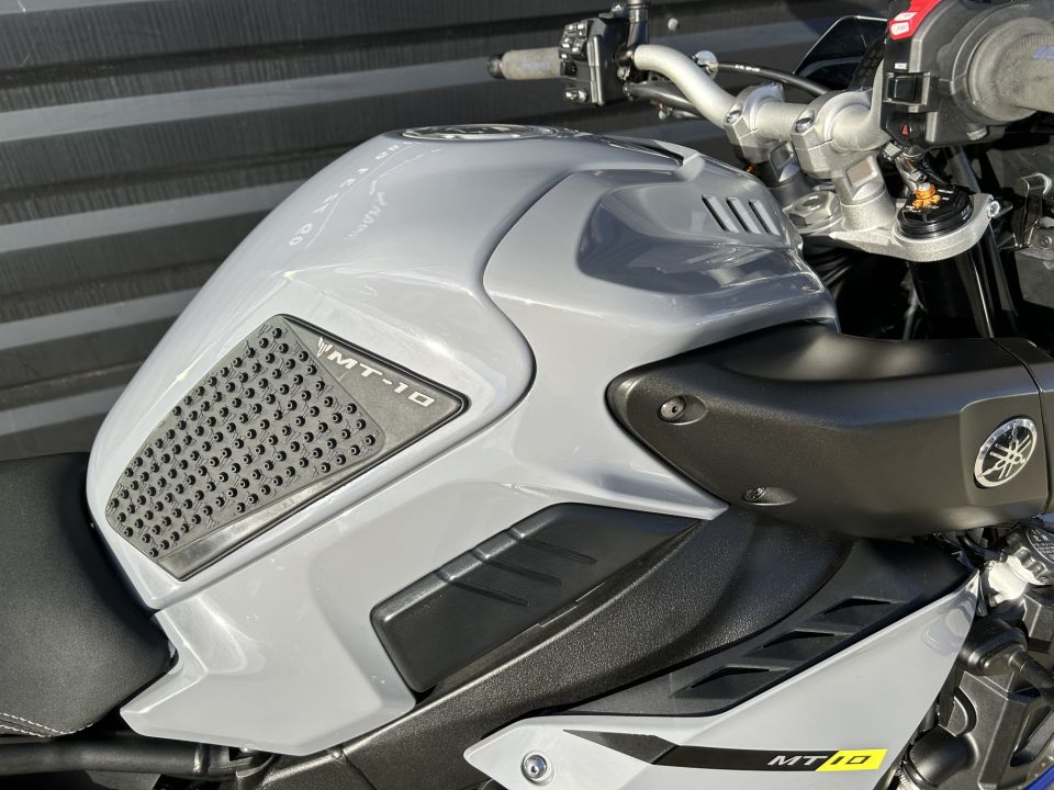 YAMAHA MT-10 4